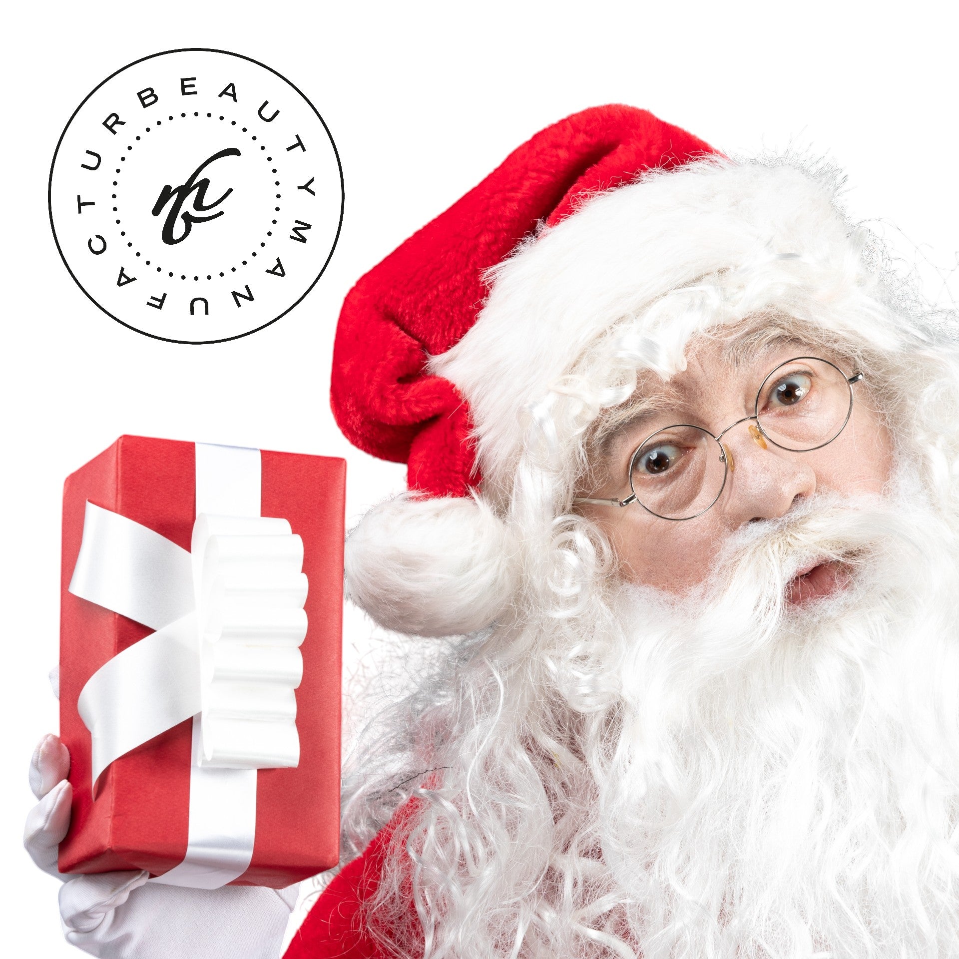Nikolaus hält ein Geschenkpaket in der Hand – festliches Bild zum Beautymanufactur Nikolaus-Überraschungspaket.