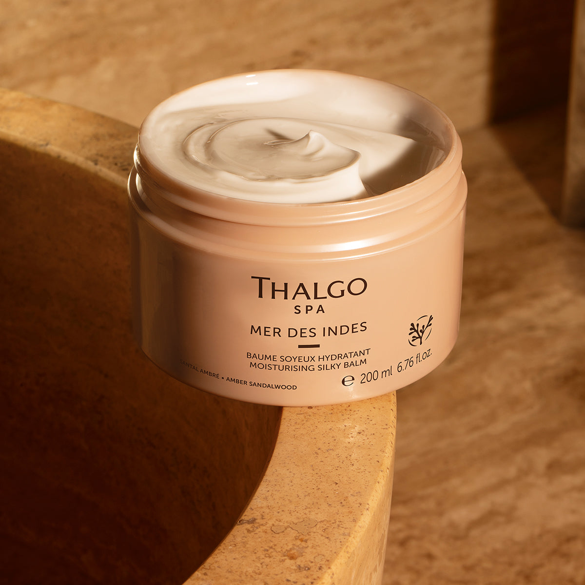 THALGO SPA Mer des Indes - Seidiger Feuchtigkeitsbalsam – 200ml, Tiegel offen auf Steinwannenrand stehend