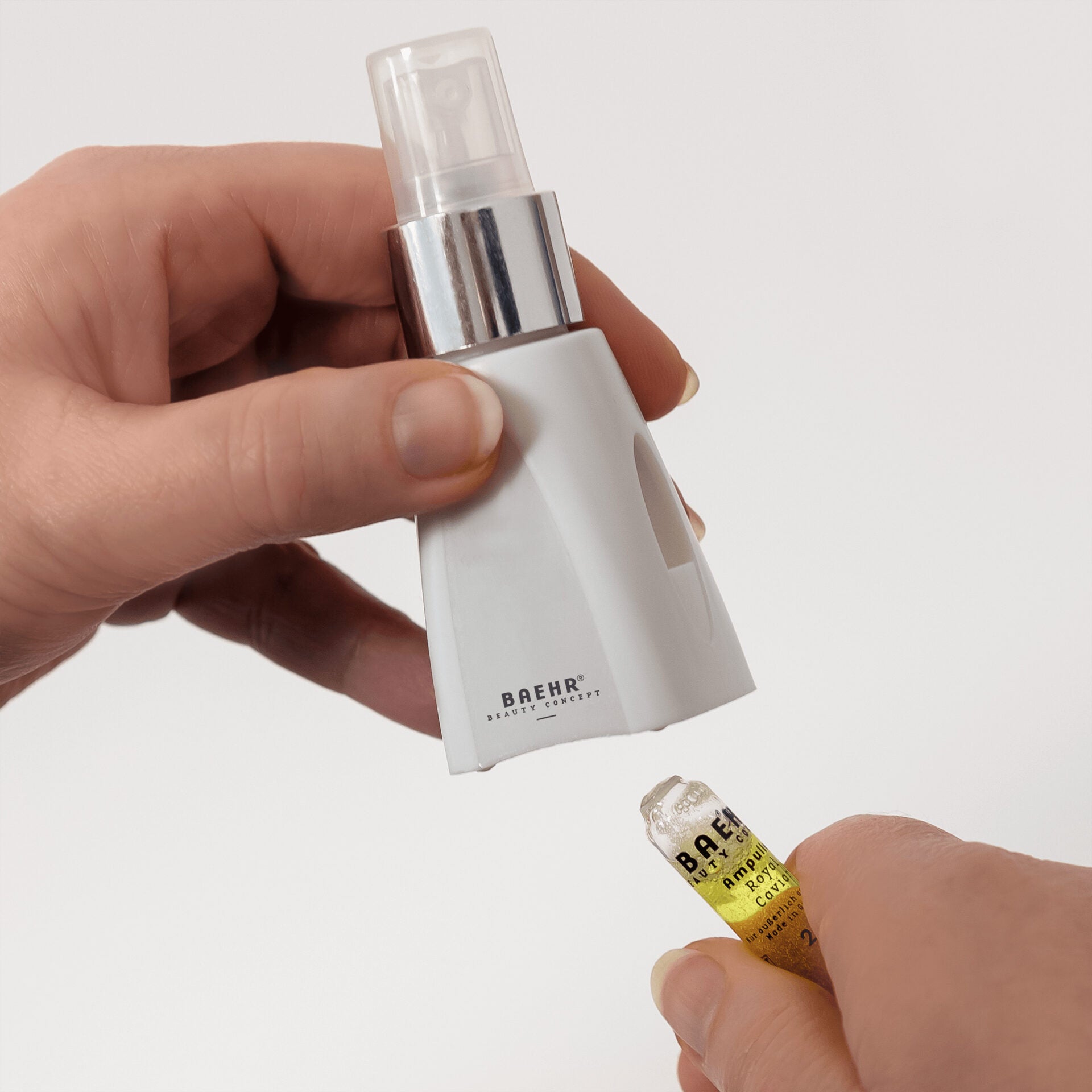 BAEHR Ampullen-Zerstäuber und -brecher weiss – -, Hände öffnen Ampulle mit Ampullenöffner