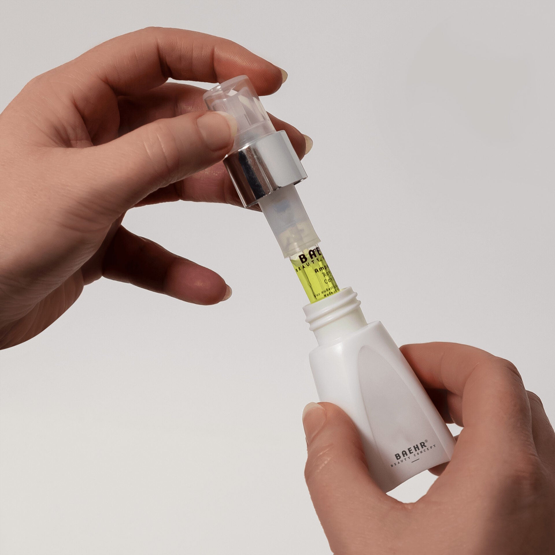 BAEHR Ampullen-Zerstäuber und -brecher weiss – -, Hände stecken Glasampulle in Zerstäuber