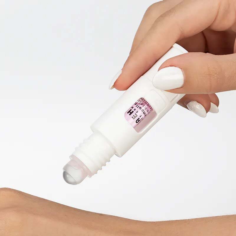 BAEHR Ampullenapplikator mit Rollkopf und Ampullenöffner – -, Hände wenden Rollapplikator an