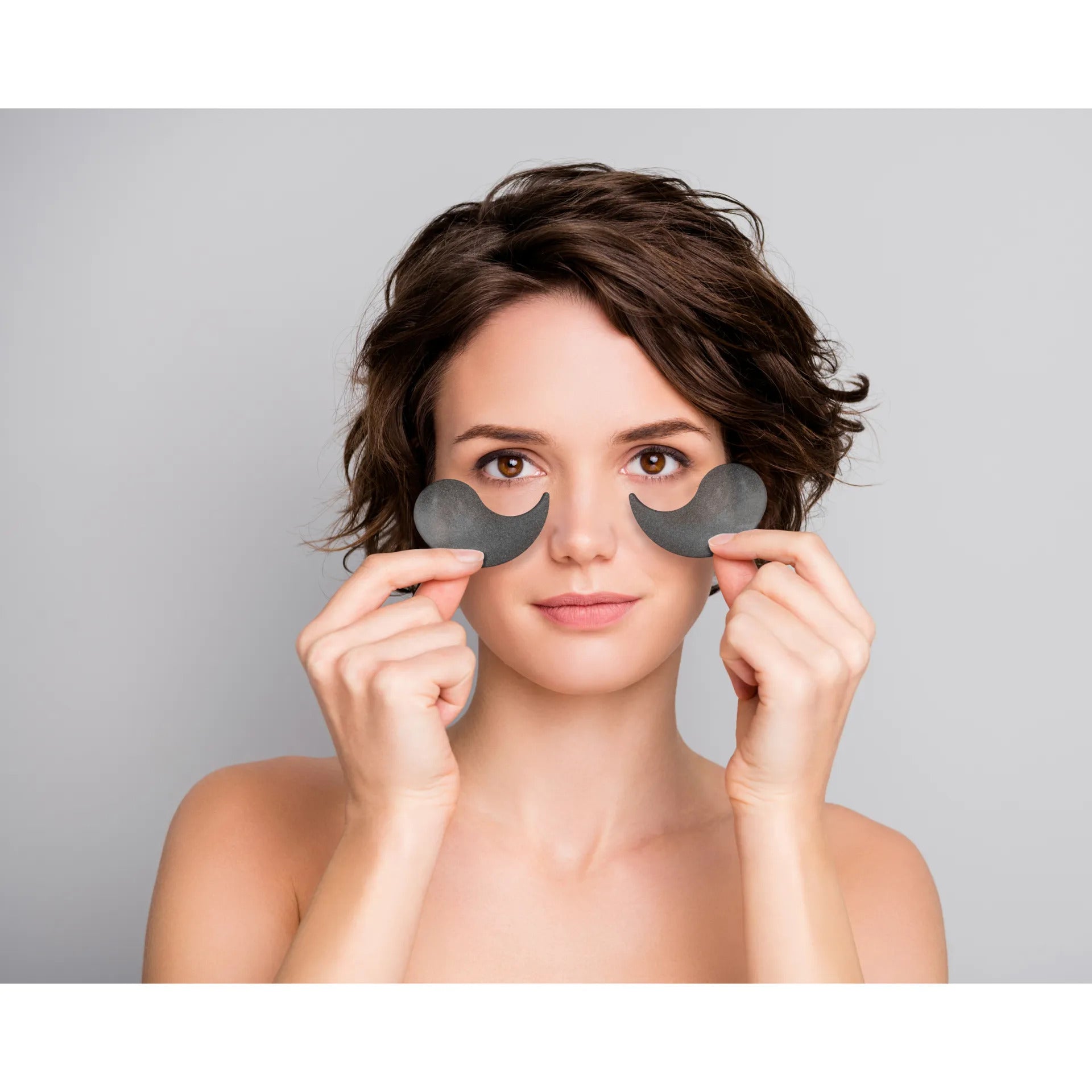 BAEHR Time Expert System® - Hydrogel-Augenpads Peptid – 30Paar, Frau hält Augenpads vors Gesicht