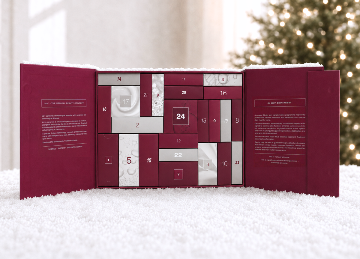 BDR MEDICAL BEAUTY Adventskalender 2026 – 24 Tage High-Performance Skincare, 1stück, offen mit weihnachtlichem Hintergrund