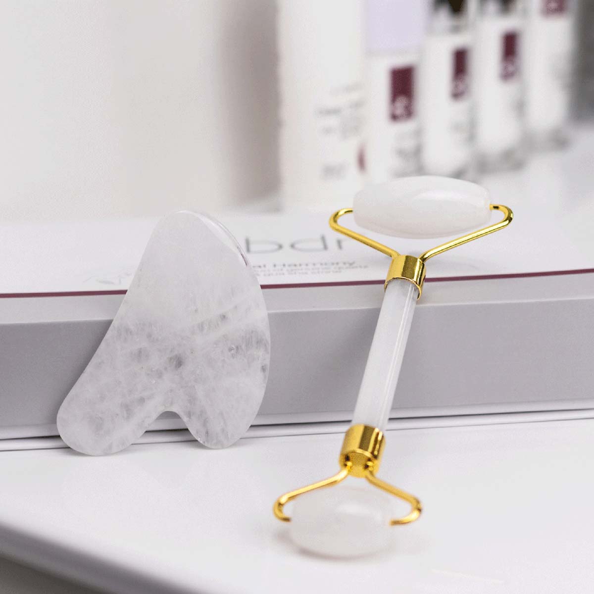 BDR MEDICAL BEAUTY Crystal Harmony Set – Die Kombination aus einem hochwertigem Massageroller und einem perfekt geformten Gua Sha Stein, beide aus weißer Quarzit-Jade, schenkt Dir ein einzigartiges Gefühl von Entspannung, Frische und Ausstrahlung, Set