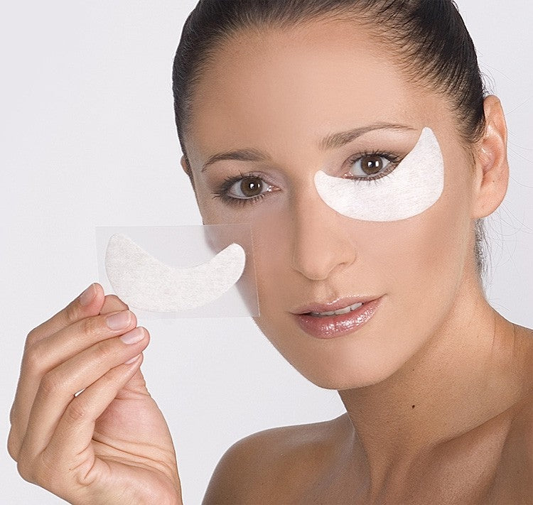 CNC aesthetic world Hydrogel Eye Pads – kühlend, erfrischende Augen-Gelpads - mildern geschwollene Augen, dunkle Augenschatten und Tränensäcke., 3x2St., Frau wendet Augenpads an