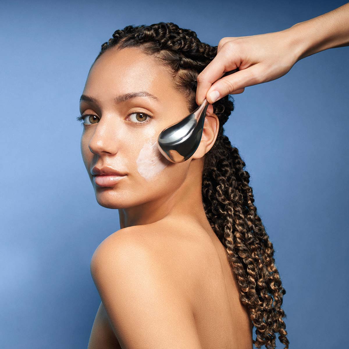 COMFORT ZONE Hydramemory Ice Roller – In Kombination mit der Hydramemory Rich Cream oder der Hydramemory Hydra Plump Mask kann der Roller zu einem strafferen und glatteren Hautbild beitragen., 1St., Anwendung im Gesicht