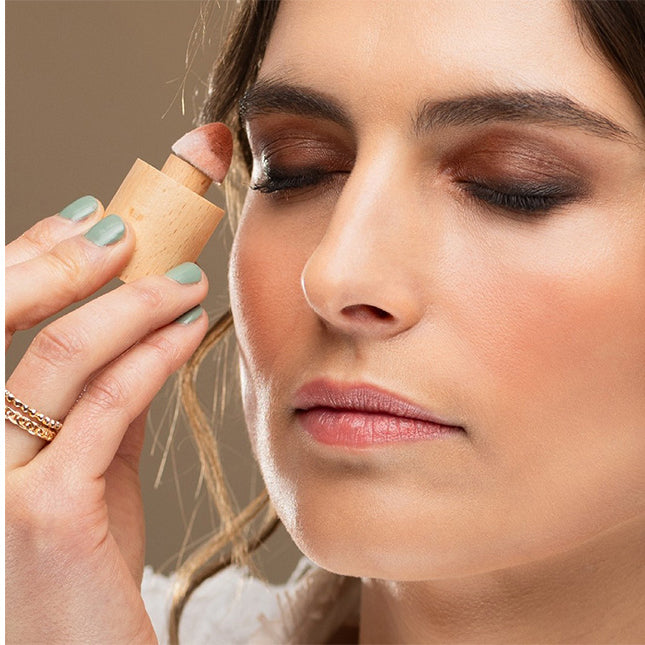 COULEUR CARAMEL Magic Eyes Lidschatten – Die feinen, lichtreflektierenden Pigmente bringen Deine Augen sofort zum Leuchten und sorgen für ein intensives, aber natürlich wirkendes Finish., 2gr., Frau bei der Anwendung