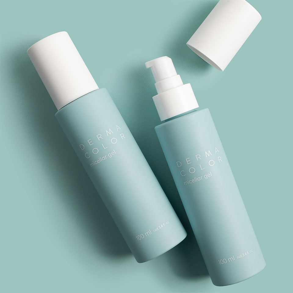 DERMACOLOR Micellar Gel – Sanfter Mizellen Make-up Entferner, 100ml, Flaschen offen und geschlossen liegend auf blauem Hintergrund