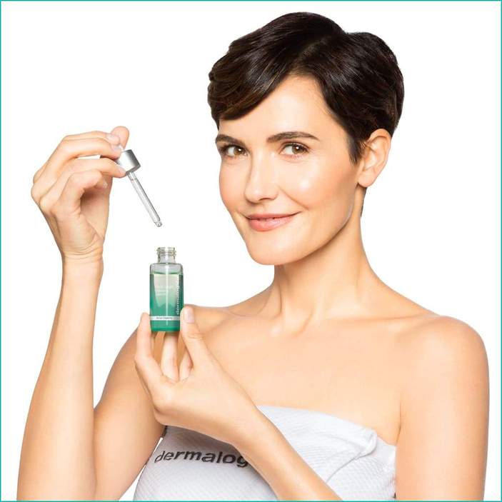 DERMALOGICA Active Clearing AGE Bright Clearing Serum – Das hochkonzentrierte 2-in-1 Serum bekämpft aktiv Unreinheiten und minimiert gleichzeitig die Anzeichen vorzeitiger Hautalterung., 30ml, Frau bei Anwendung