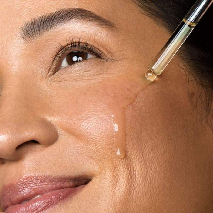 DERMALOGICA Active Clearing Retinol Clearing Oil – Salizylsäure zur schnellen Klärung und Verhinderung von Entzündungen sowie Retinol, das zeitverzögert in die Haut abgegeben wird und zur Verringerung von feinen Linien, Falten und Hyperpigmentierungen beiträgt., 30ml, Anwendung im Gesicht