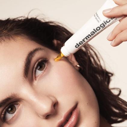 DERMALOGICA AGE smart Biolumin-C Eye Serum – ist ein leichtes Serum, welches die Augenpartie mit einem bioverfügbaren Vitamin C-Komplex versorgt. Es bekämpft die Anzeichen vorzeitiger Hautalterung., 15ml, Anwendung an der Augenpartie