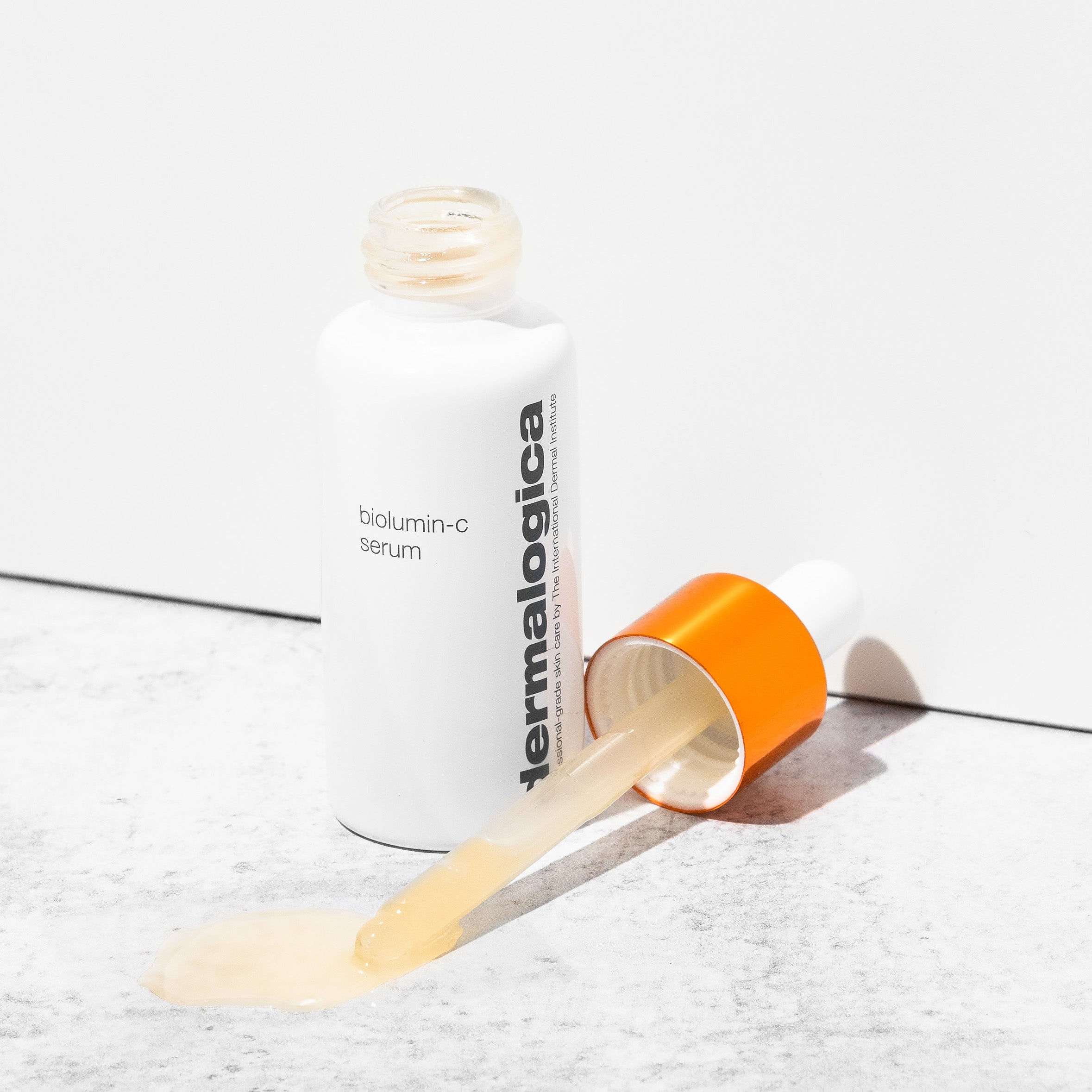 DERMALOGICA AGE smart BioLumin-C Serum – Ein High-Performance Vitamin C Serum, das durch Zusammenarbeit mit der hauteigenen Abwehr die Haut glättet und ausgleicht., 30-59ml, geöffnetes Fläschchen und Pipette