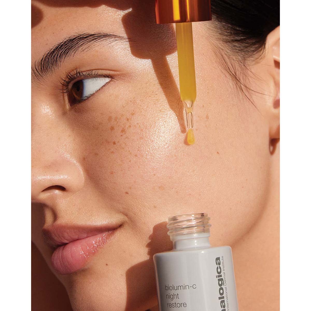 DERMALOGICA Biolumin-C Night Restore Serum – erhöht die Strahlkraft der Haut über Nacht und spendet sofort Feuchtigkeit., 25ml, Frau bei der Anwendung