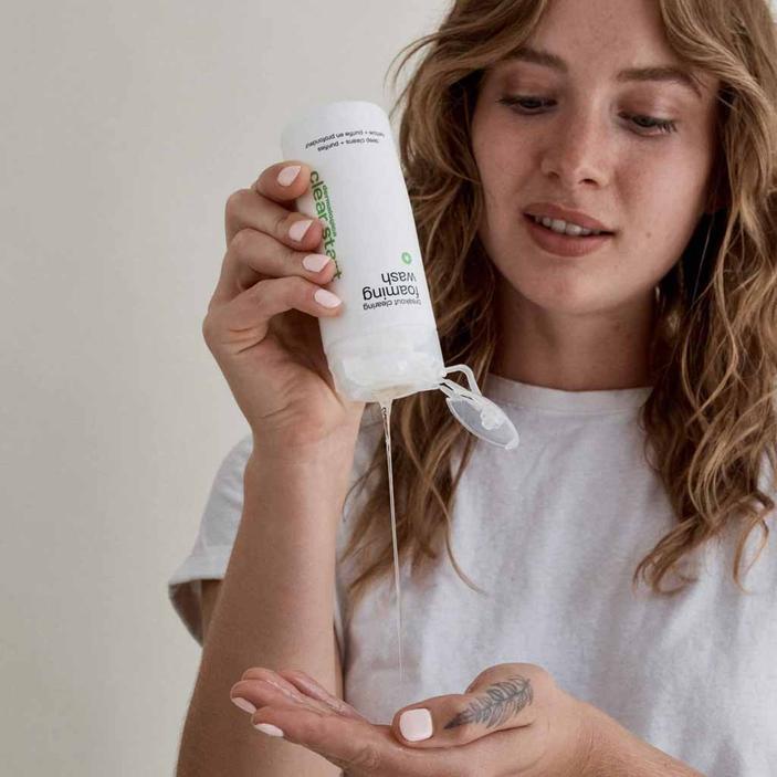 DERMALOGICA Clear Start Breakout Clearing Foaming Wash – tiefenreinigendes Waschgel, das Schmutz, überschüssiges Sebum und abgestorbene Hautzellen entfernt., 177ml, Anwendung