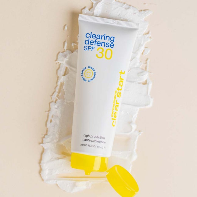 DERMALOGICA Clear Start Clearing Defense SPF30 – mattierender Moisturizer mit SPF der die junge, zu Ausbrüchen neigende Haut, vor hautreizenden Effekten von Umwelt- und Luftverschmutzung schützt., 59ml, mood