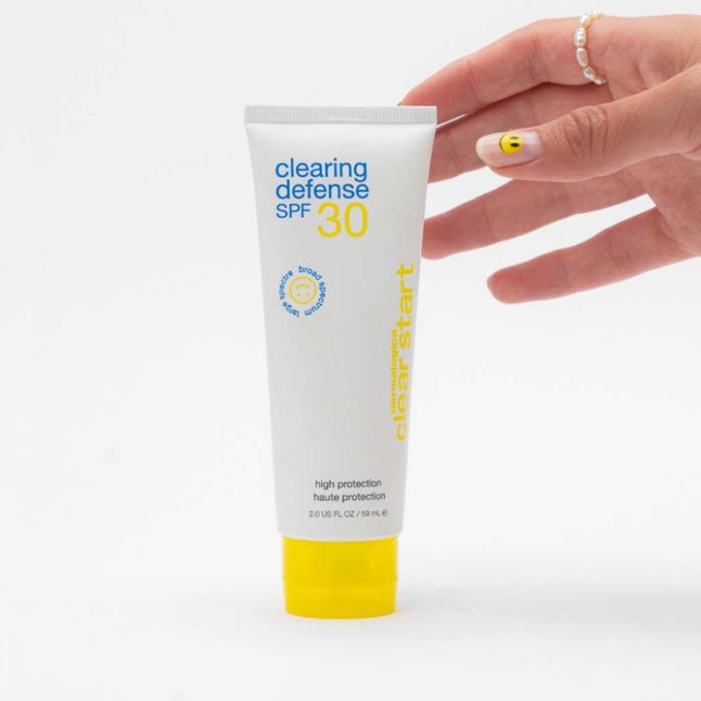 DERMALOGICA Clear Start Clearing Defense SPF30 – mattierender Moisturizer mit SPF der die junge, zu Ausbrüchen neigende Haut, vor hautreizenden Effekten von Umwelt- und Luftverschmutzung schützt., 59ml, Tube