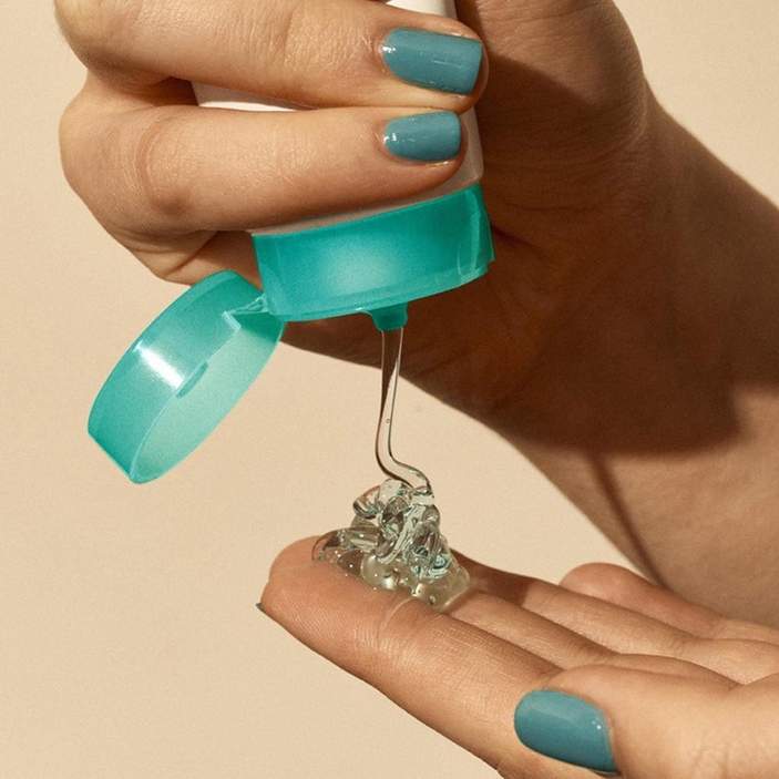 DERMALOGICA Clear Start Cooling Aqua Jelly – Ein ultraleichtes Gel für ölige Haut, das erfrischt und kühlt. Dieser Moisturizer verfeinert das Hautbild und spendet viel Feuchtigkeit ohne zu fetten. So pflegt es ölige Haut optimal., 59ml, Textur