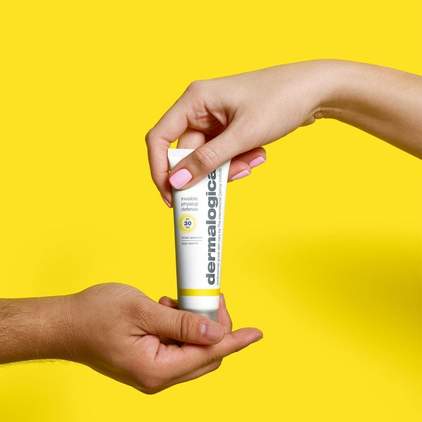 DERMALOGICA Invisible Physical Defense SPF30 – Ein physikalischer Lichtschutz mit leichter Textur, der schnell einzieht und keine weißlichen Rückstände hinterlässt, die normalerweise typisch für viele physikalische Lichtschutzmittel sind., 50ml, Tube in der Hand
