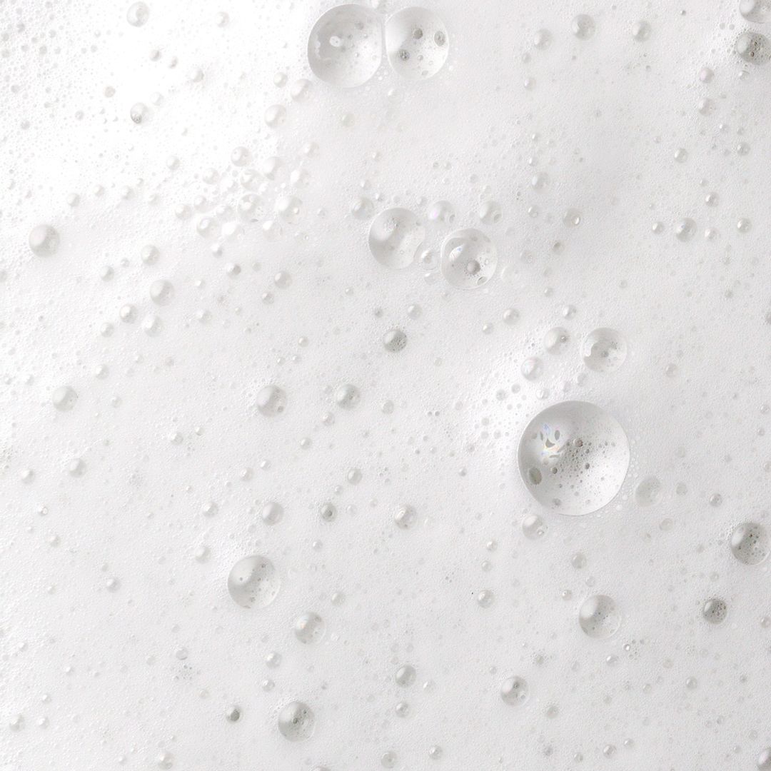 DERMALOGICA Oil to Foam Total Cleanser – Reinigungsöl und Waschgel in einem Schritt. So wird das Gesicht schnell, effektiv und gründlich gereinigt und gleichzeitig intensiv gepflegt, 250ml, Textur