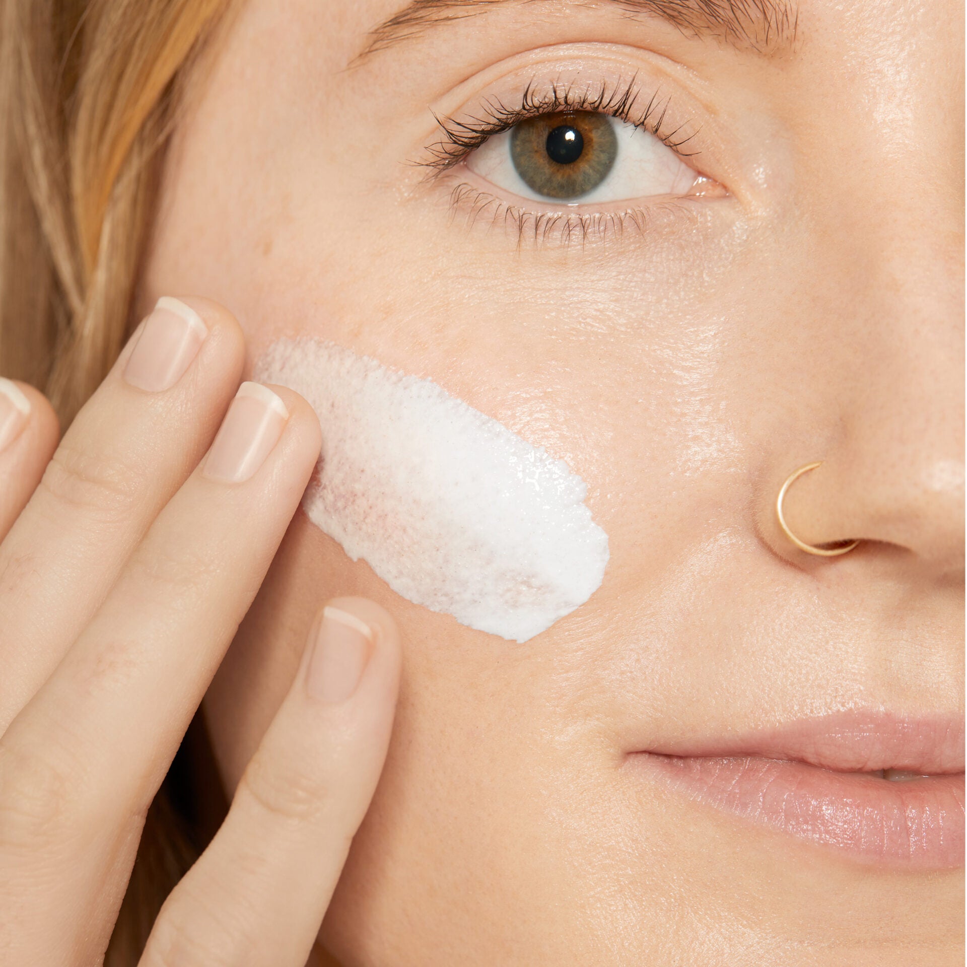 DERMALOGICA Porescreen SPF40 – ein Multitasking-Lichtschutz mit Niacinamid, der mit einem LSF 40 vor UVA- und UVB Strahlen schützt und gleichzeitig die Poren gesünder und feiner aussehen lässt., 30ml, Anwendung