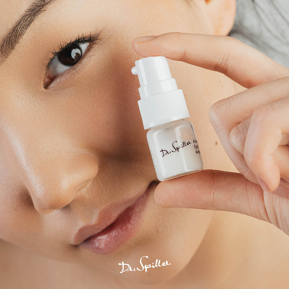 DR SPILLER Aloe Vera Eye Repair Ampoule – Augenserum, 5 ml, Frau hält eine Ampulle