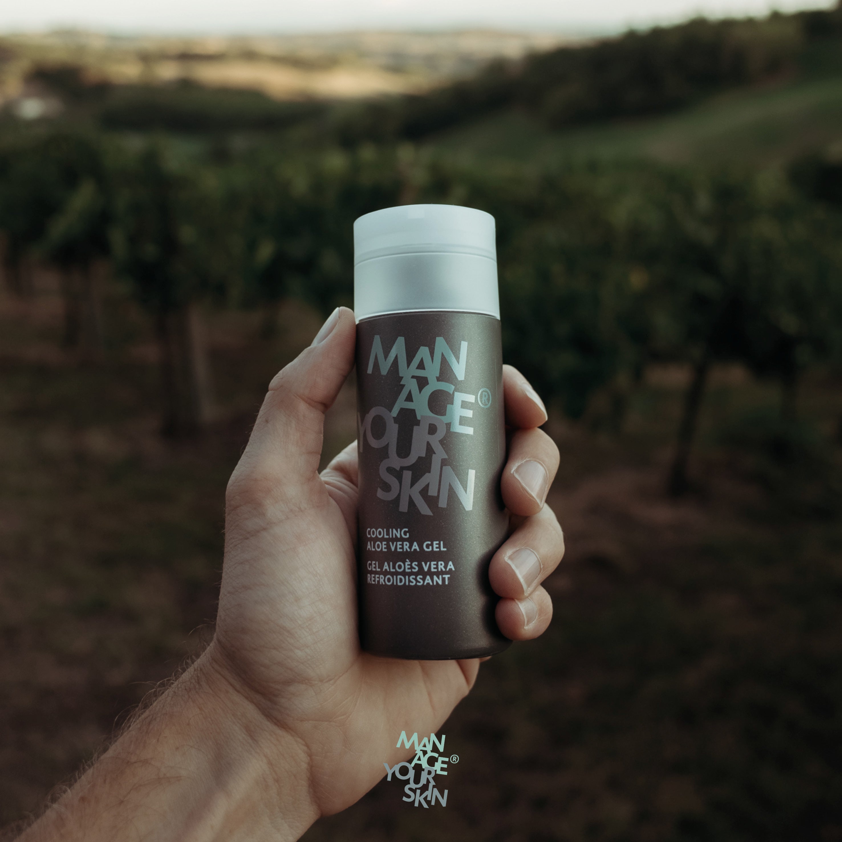 DR SPILLER Cooling Aloe Vera Gel – 150 ml, Mann hält Spenderflasche