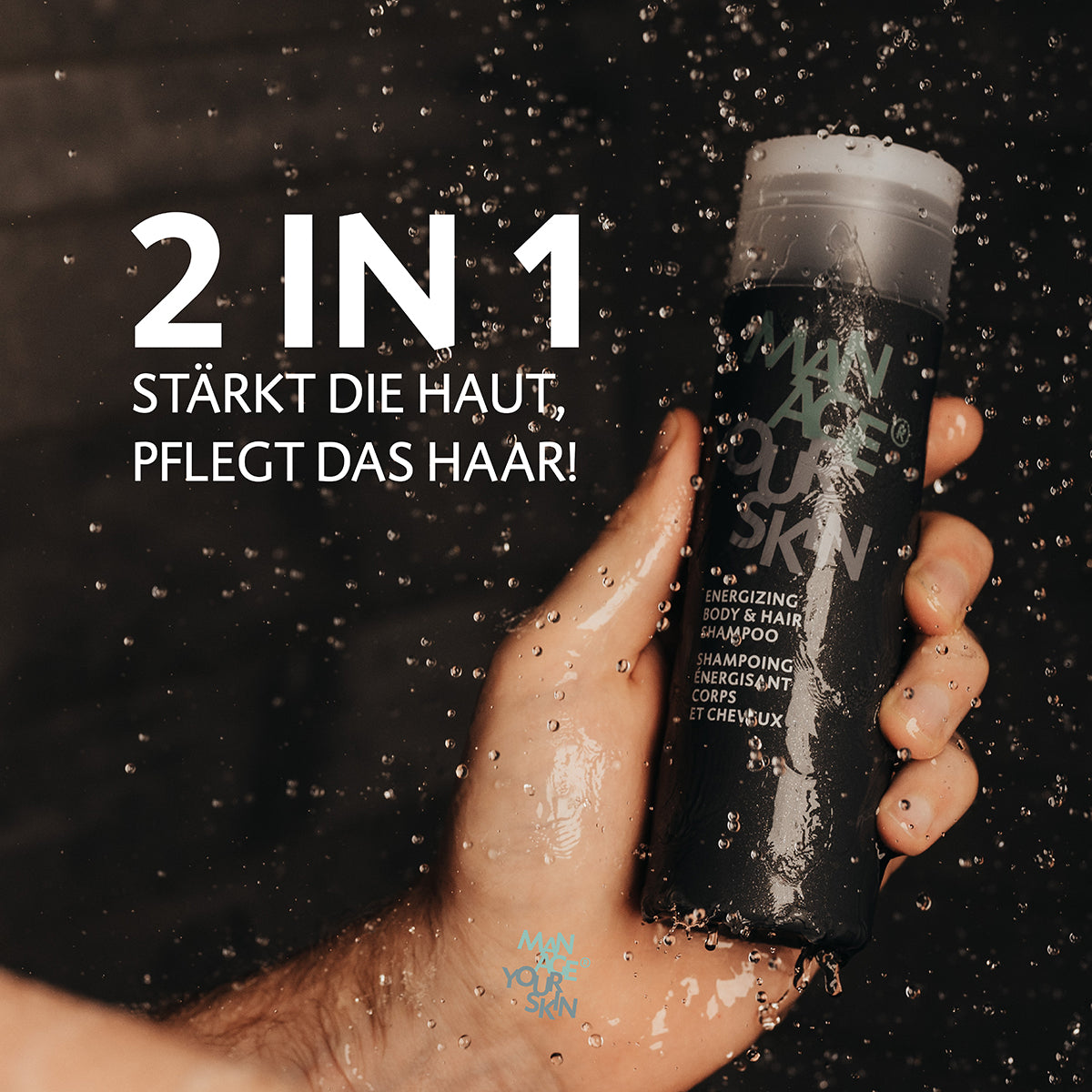 DR SPILLER Energizing Body & Hair Shampoo Mann hält Shampooflasche unter Wasserstrahl