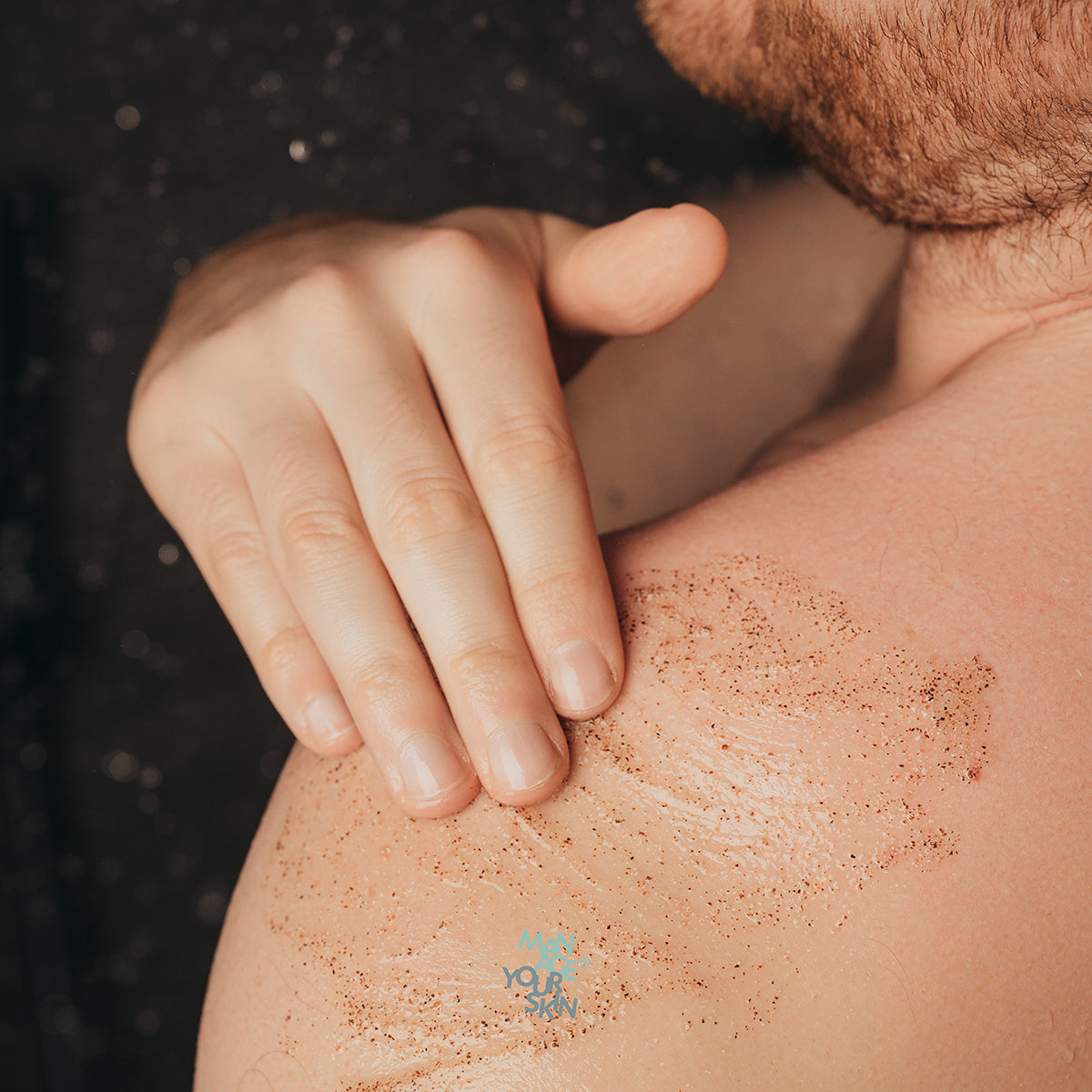 Mann trägt Peeling auf Schulter auf