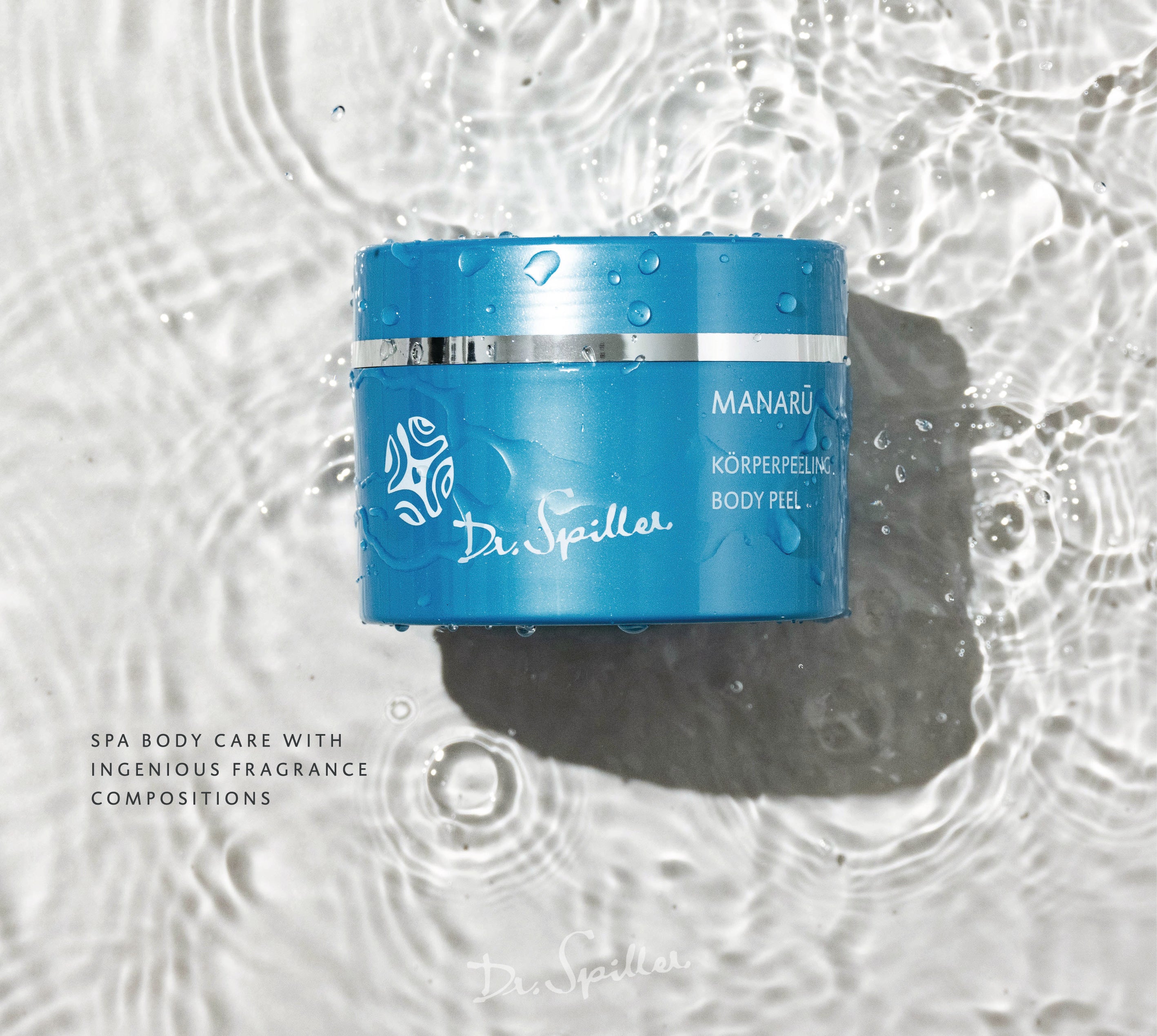 DR SPILLER MANARŪ Körperpeeling – 250 ml, Tiegel in Wasser auf Sand