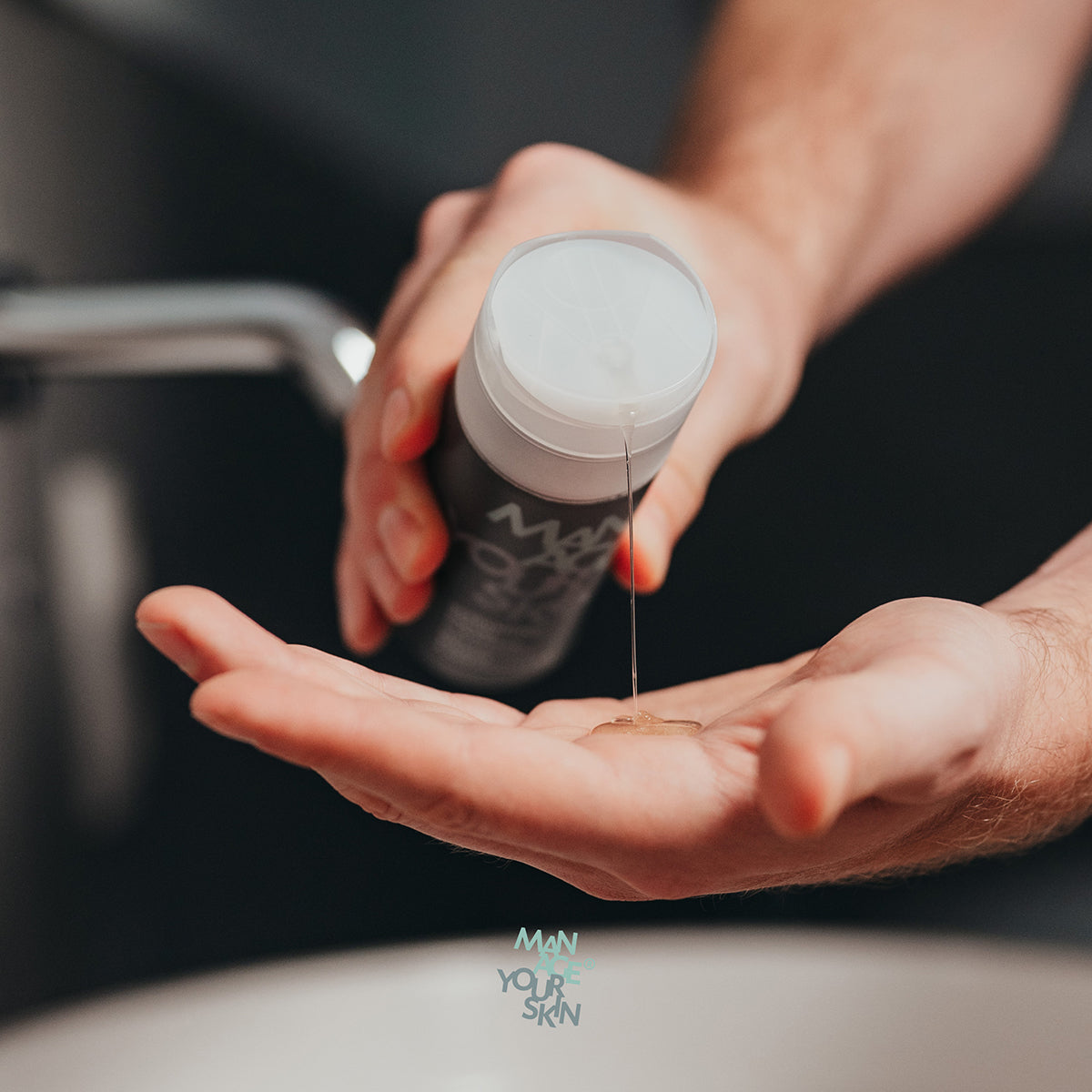 Mann entnimmt Reinigungsgel aus dem Spender