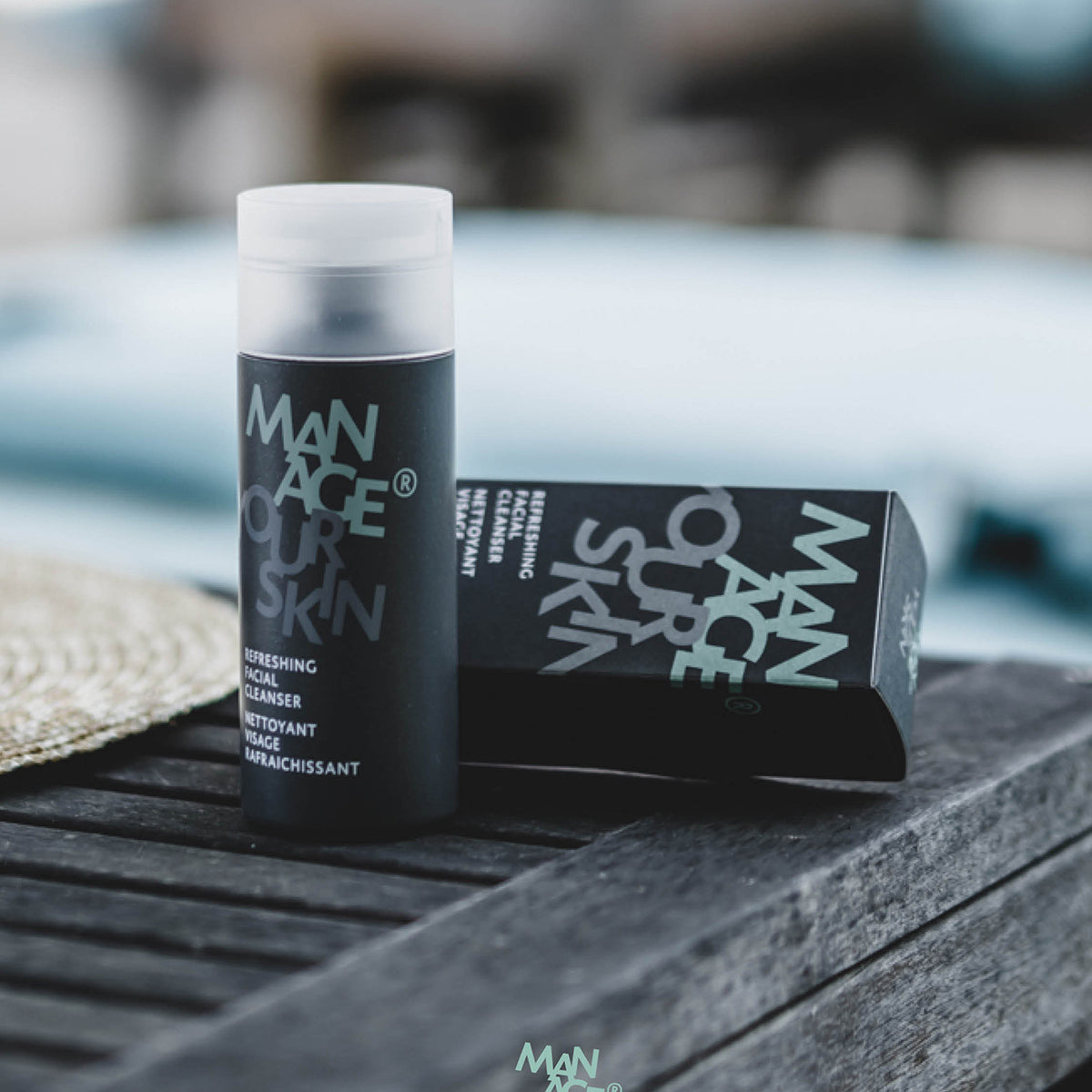 DR SPILLER Refreshing Facial Cleanser Spender und Umverpackung auf Holzschrank