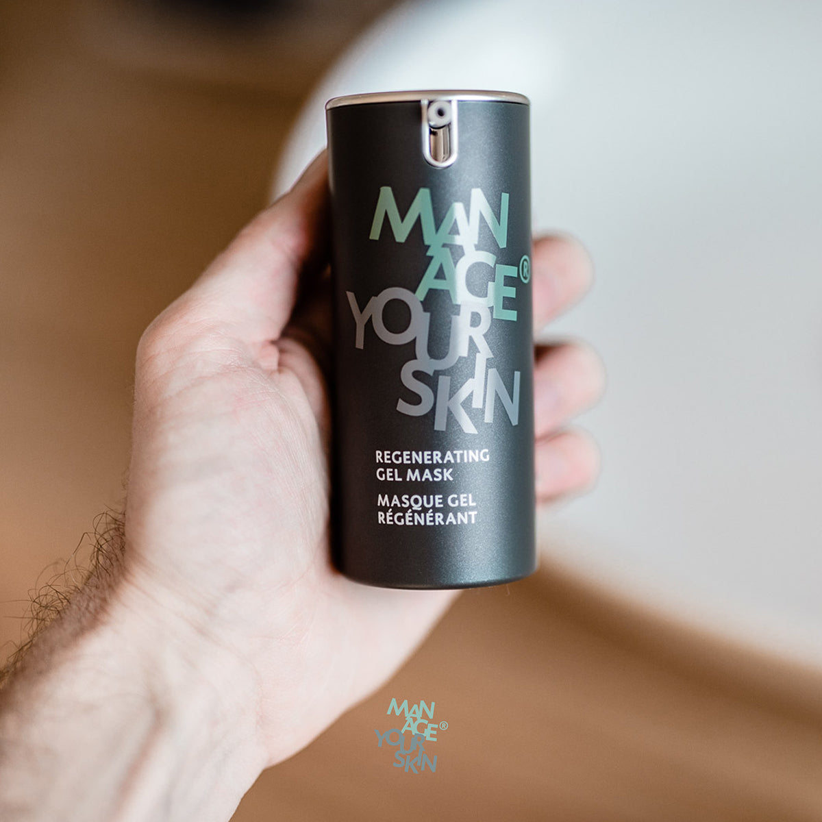 DR SPILLER Regenerating Gel Mask – 50 ml, Mann hält Spenderflasche