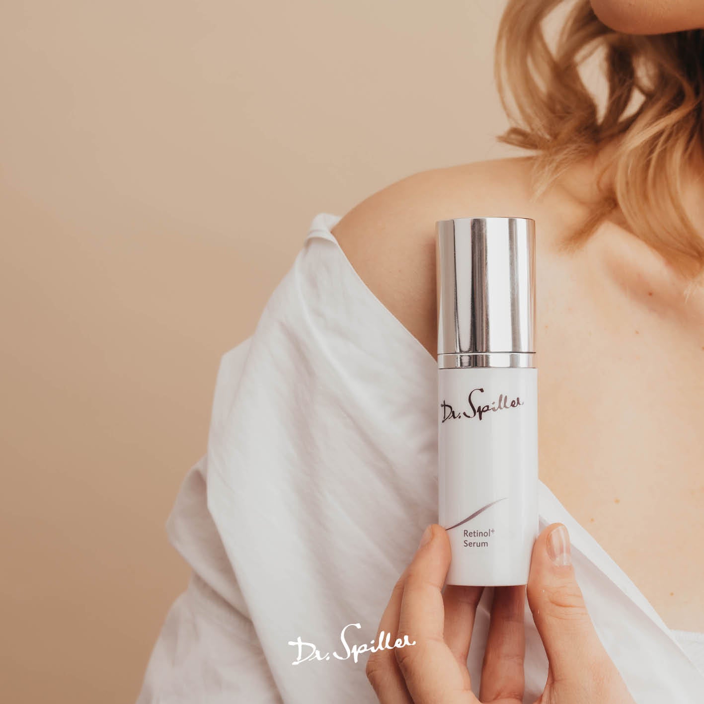 DR SPILLER Retinol+ Serum  – 30ml, Frau hält Serum