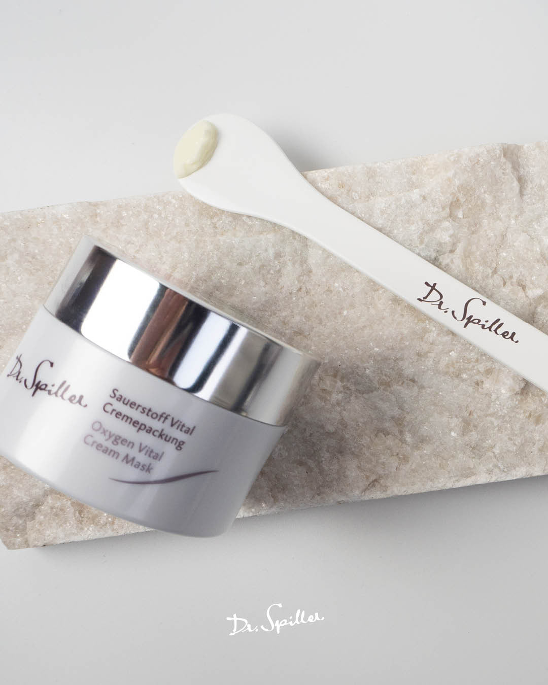 DR SPILLER Sauerstoff Vital Cremepackung – 50 ml, Tiegel mit Spatel und Creme auf Steinplatte
