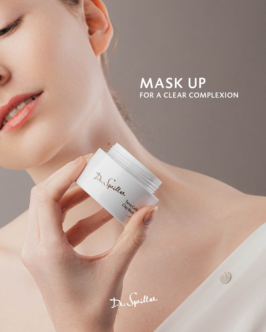 DR SPILLER Terra California Clay Mask – 50 ml, Frau hält Tiegel