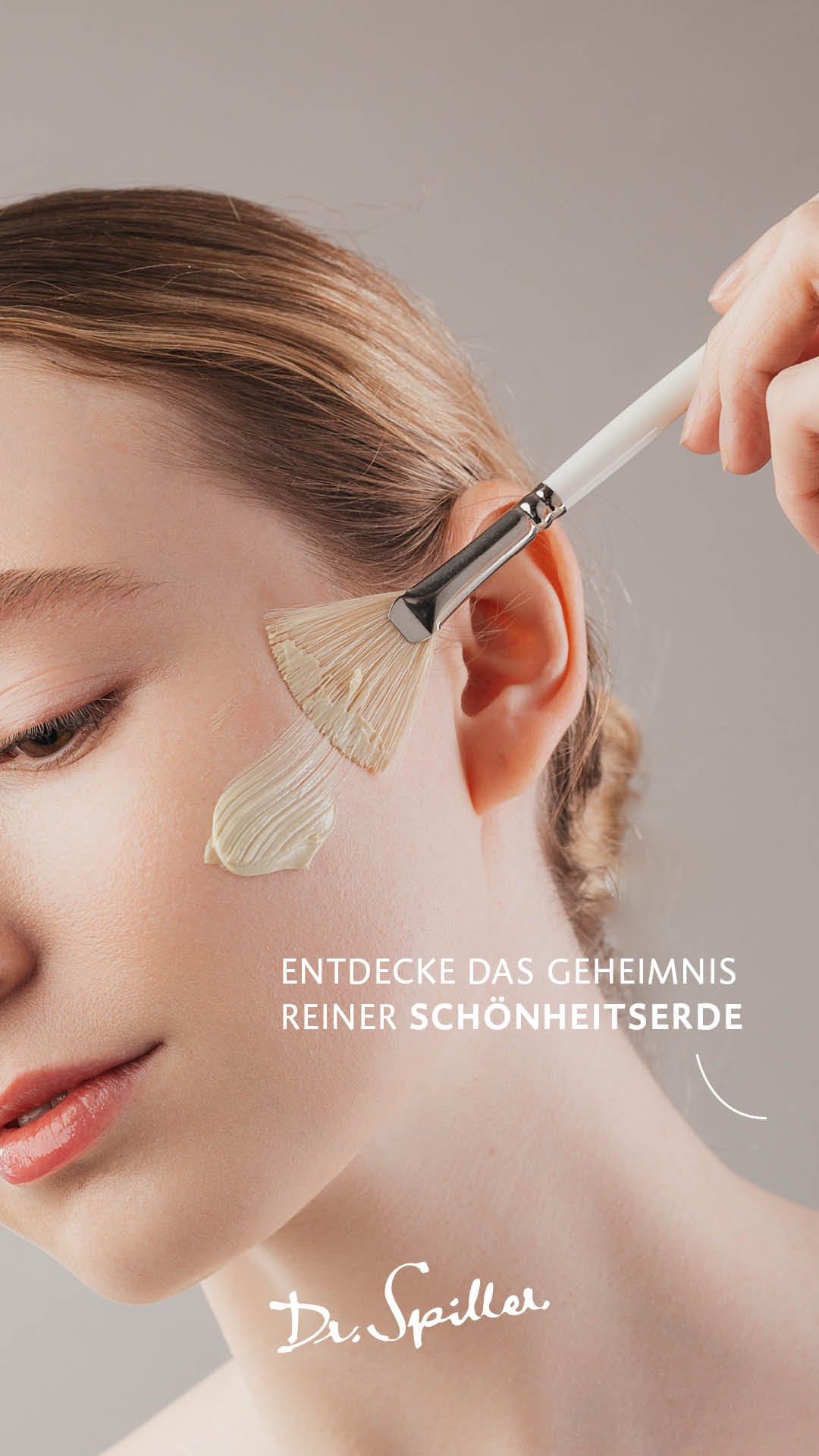 DR SPILLER Terra California Clay Mask – 50 ml, Frau trägt Maske mit Pinsel auf