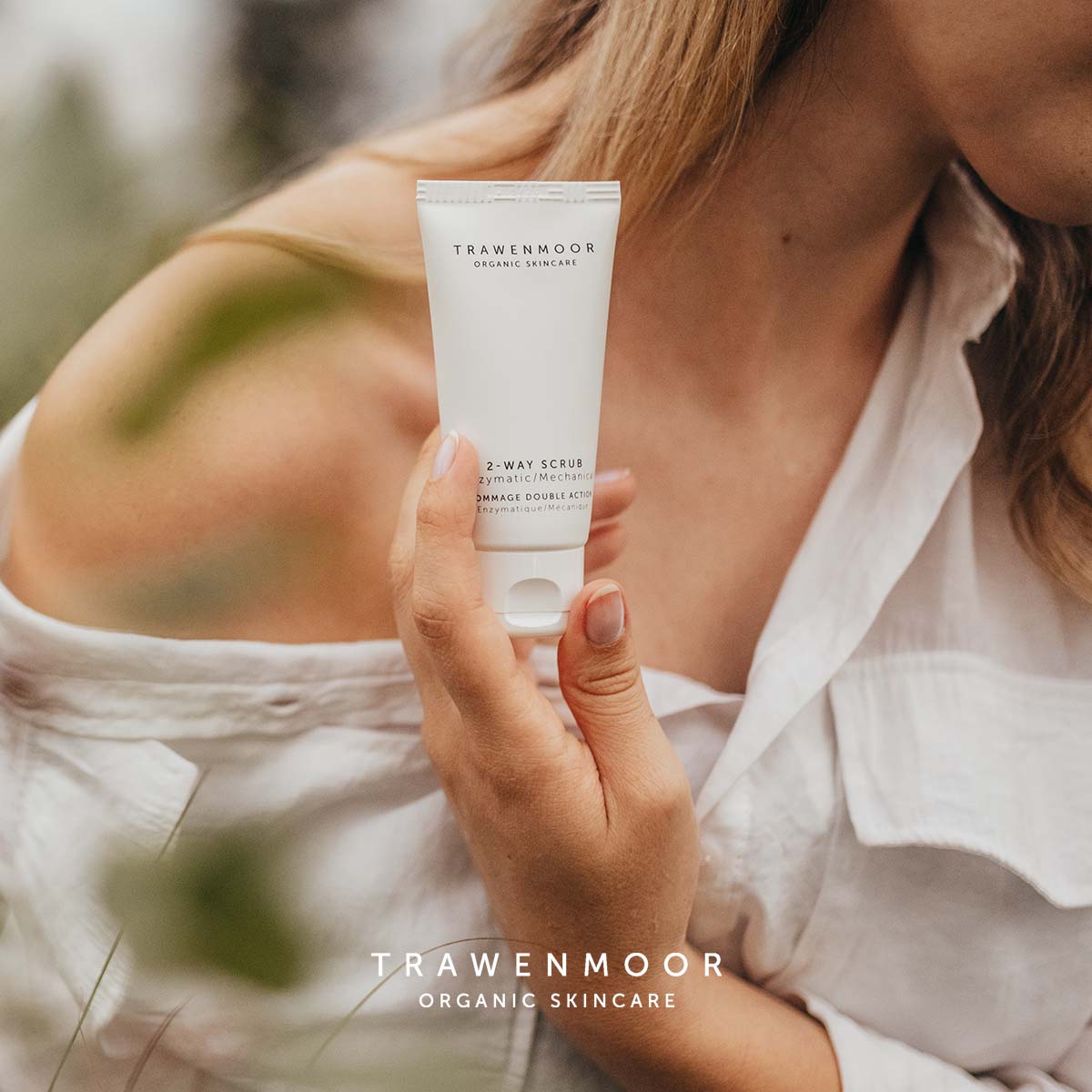 DR SPILLER TRAWENMOOR 2-way scrub – 50 ml, Frau hält Tube