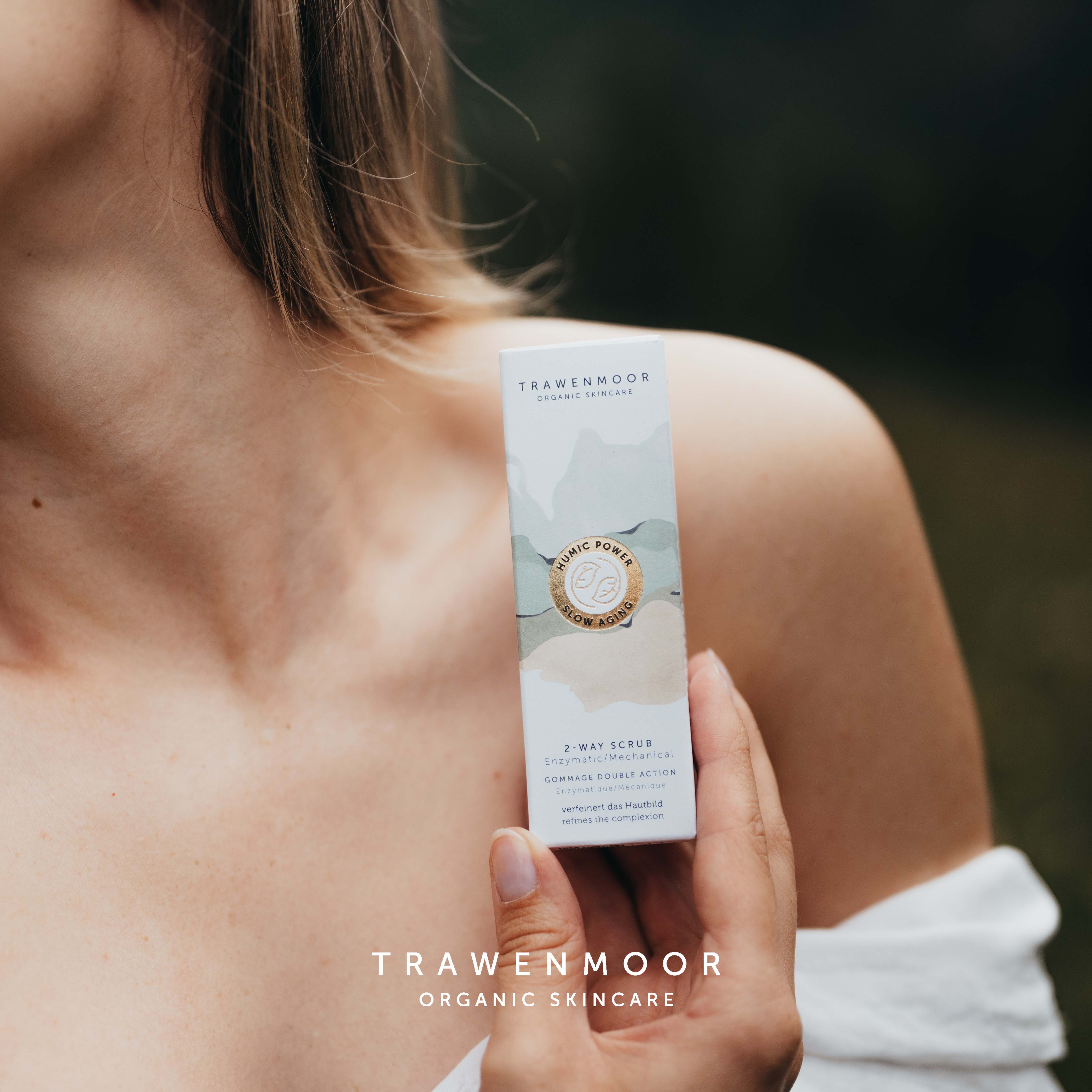 DR SPILLER TRAWENMOOR 2-way scrub – 50 ml, Frau hält Umverpackung