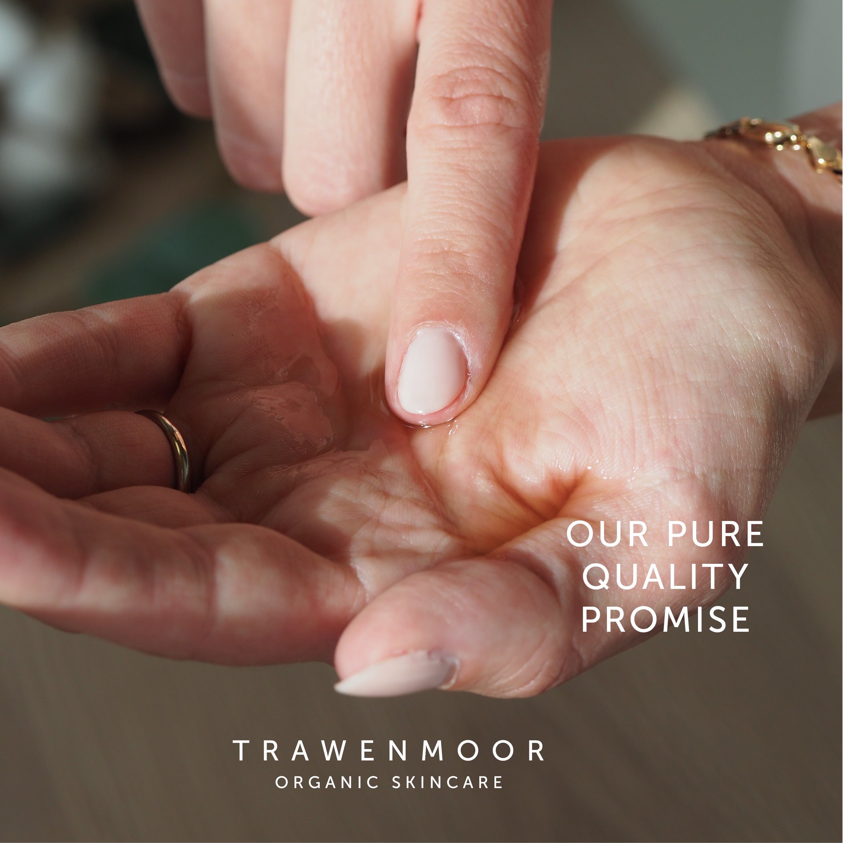 DR SPILLER TRAWENMOOR Balance Tonic  – 200ml, Hände zeigen Produkttextur