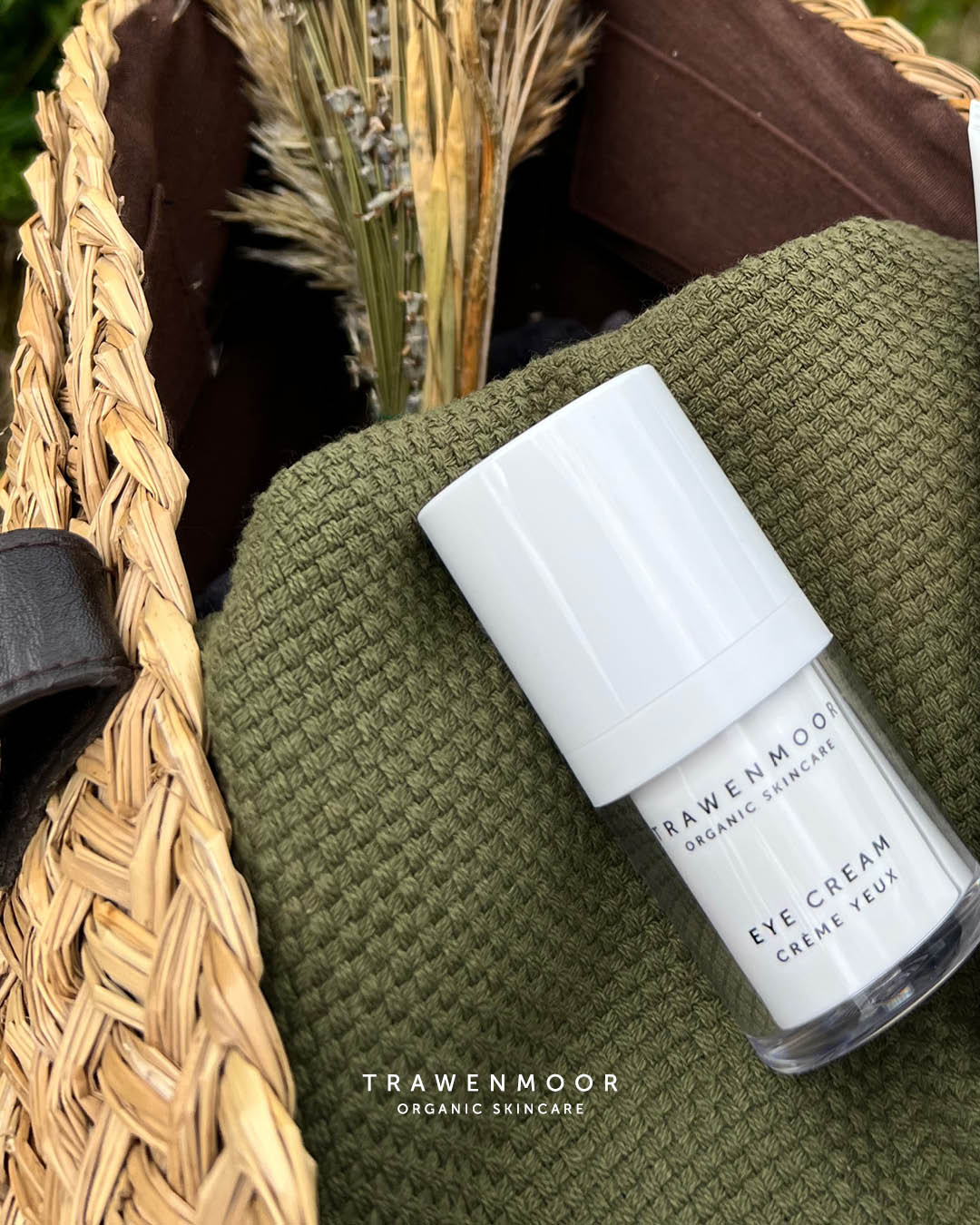 DR SPILLER TRAWENMOOR Eye Cream – 15 ml, Hand in Korbtasche auf grünem Schal