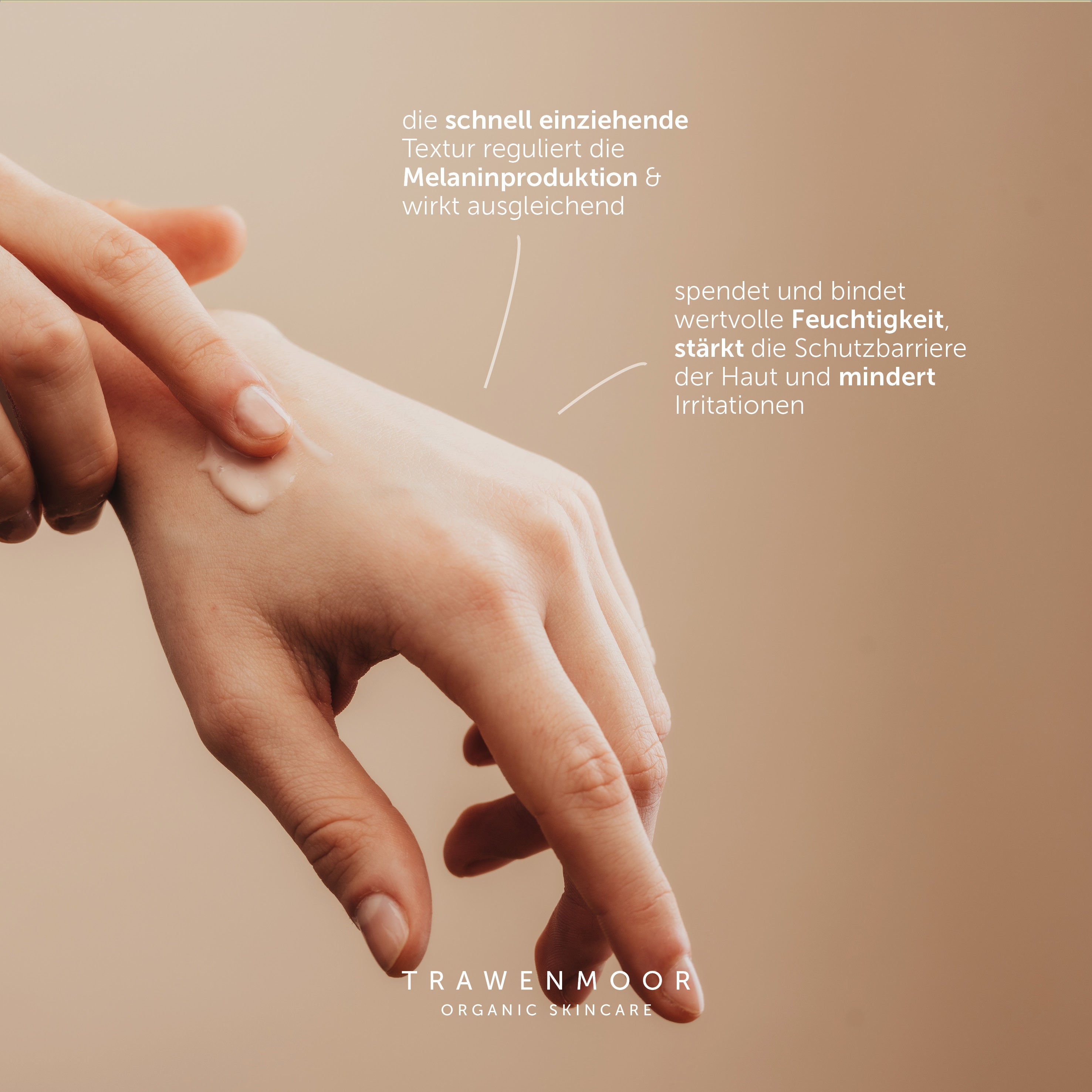 DR SPILLER TRAWENMOOR Hand Cream – 75 ml, Frau cremt Hände ein