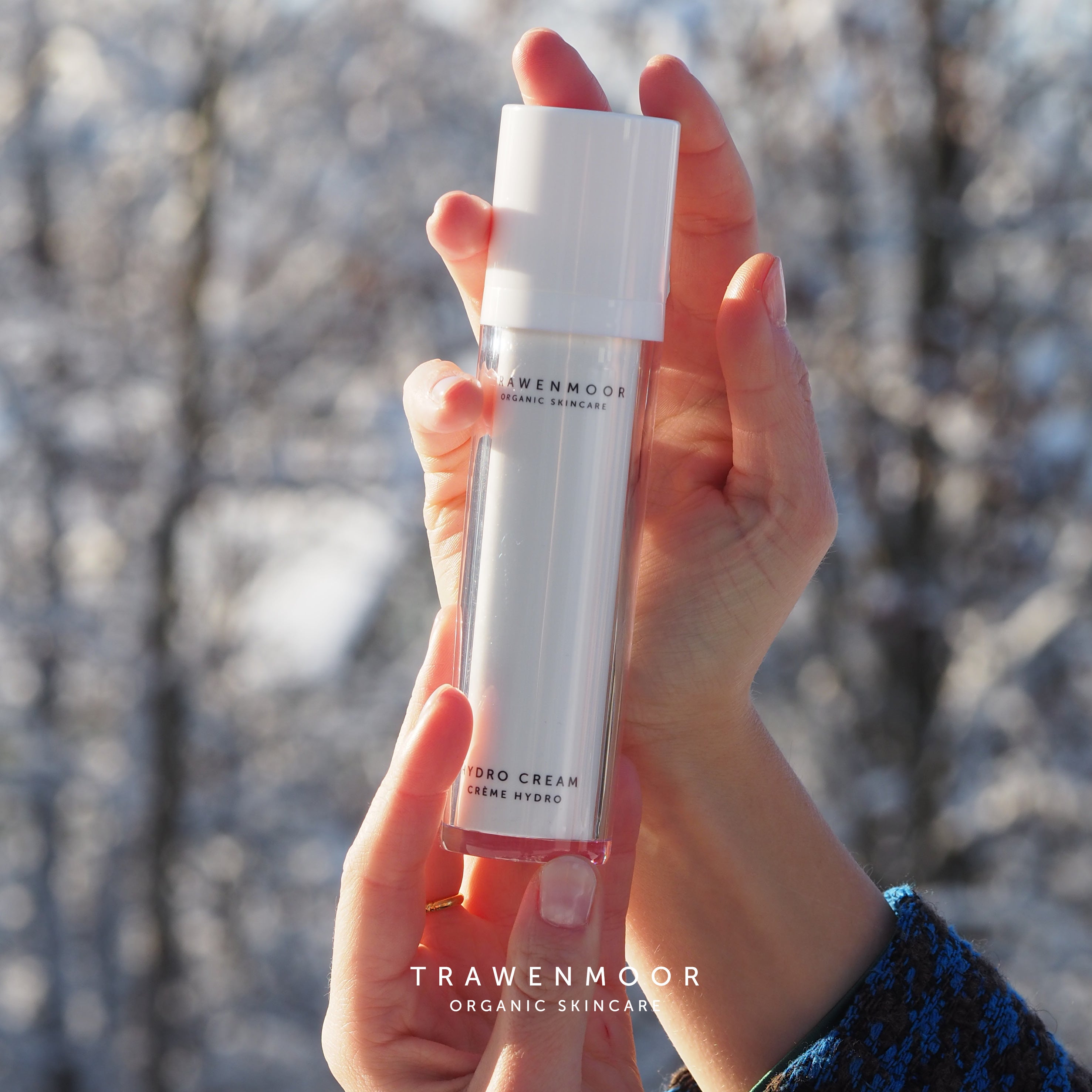 beautymanufactur-dr-spiller-trawenmoor-hydro-cream-50-ml-drs-110042-spender-in-haenden-vor-winterlandschaft