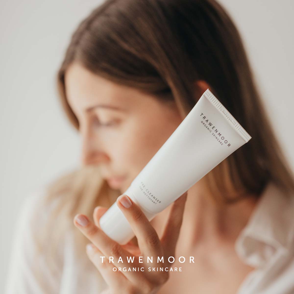 DR SPILLER TRAWENMOOR Pre-Cleanser  – 100 ml, Frau hält Tube