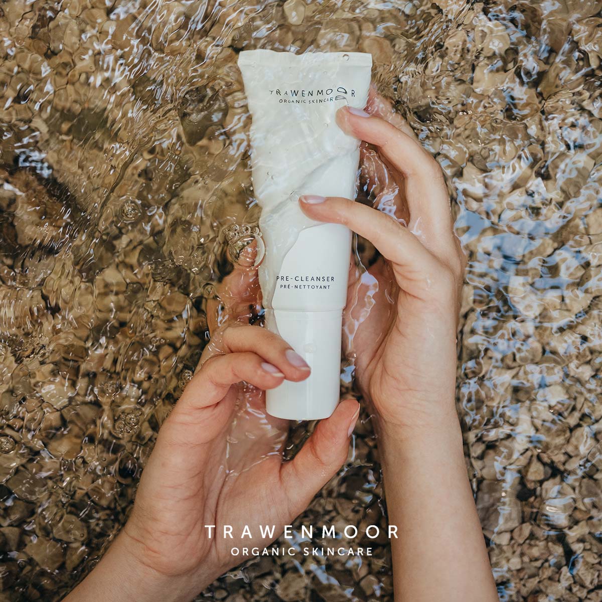 DR SPILLER TRAWENMOOR Pre-Cleanser – 100 ml, Hände mit Tube in Wasser