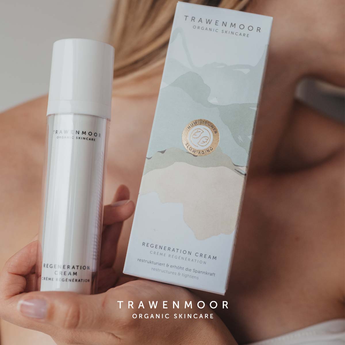 DR SPILLER TRAWENMOOR Regeneration Cream – 50ml, Frau hält Spender und Umverpackung