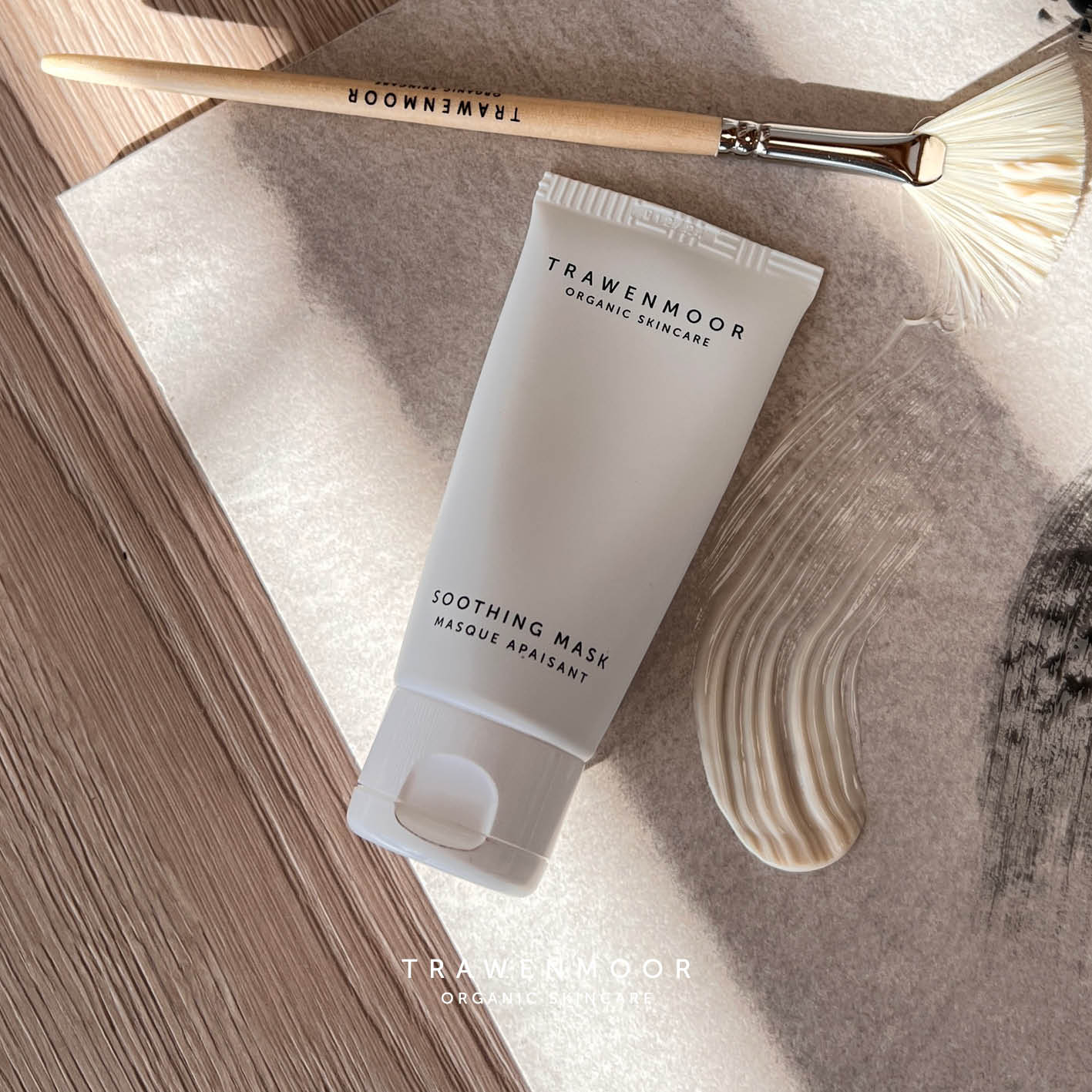 DR SPILLER TRAWENMOOR Soothing Mask – 50 ml, Tube mit Pinsel und Maskentextur auf Steinplatte
