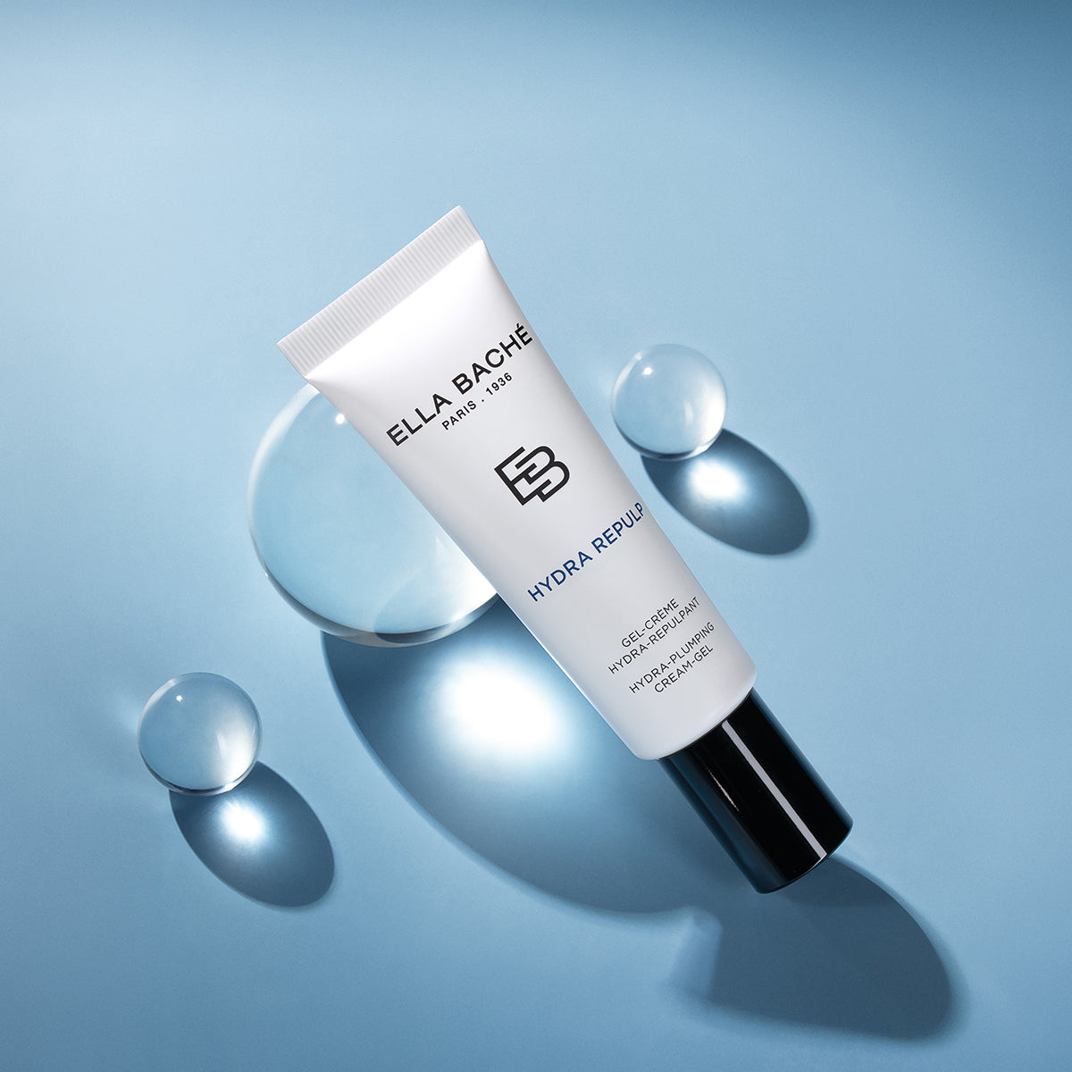 ELLA BACHE HYDRA REPULP - Hyaluron Fluid – für alle Hauttypen, 50ml, Tube auf blauem Hintergrund