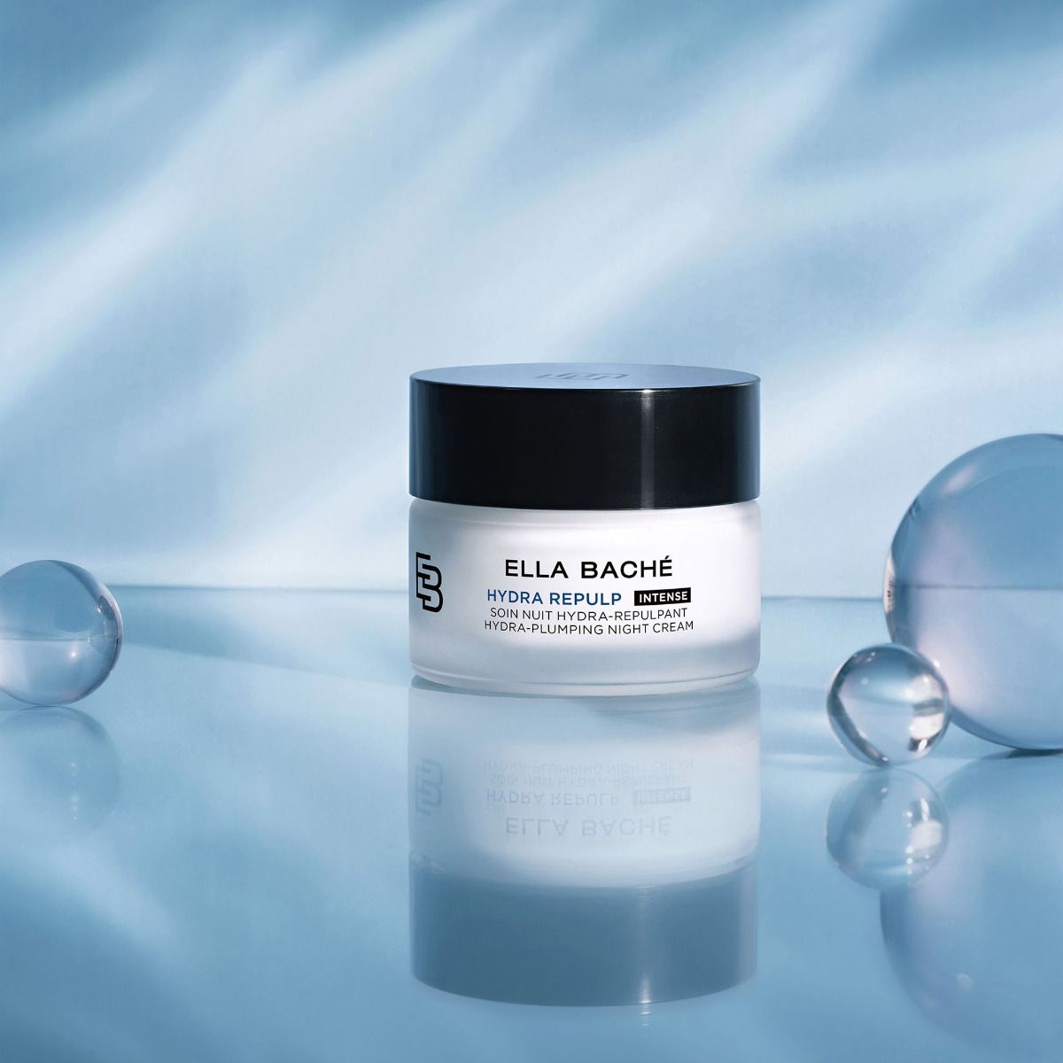 ELLA BACHE HYDRA REPULP - Hyaluron Nachtcreme – 50ml, Tiegel vor blauem Hintergrund mit Glaskugeln
