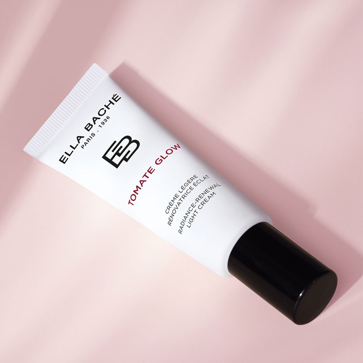 ELLA BACHE TOMATE GLOW - Radiance-Renewal Light Cream – 50ml, Tube vor rosa Hintergrund