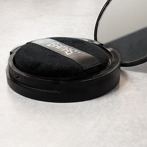 GRIMAS Kompaktpuder – Mattierender & fixierender Presspuder, 8g, Spiegeldose offen mit Puderquaste